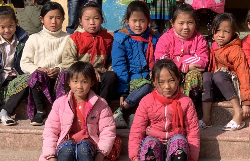 Hoc sinh mien nui tro lai truong sau dot ret ky luc hinh anh