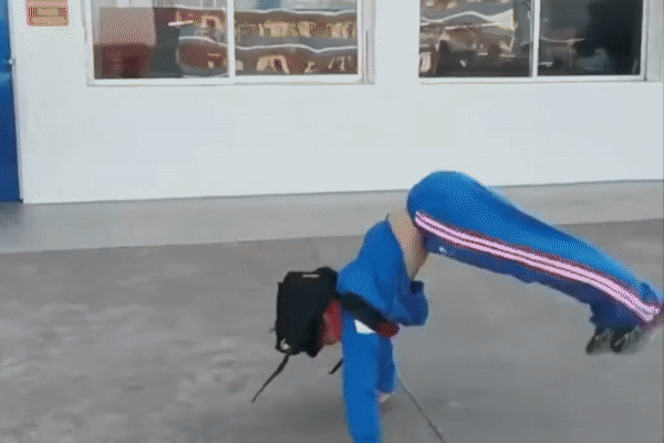 Hoc sinh o Trung Quoc bieu dien nhao lon tai san truong hinh anh