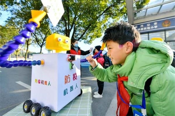 Hoc sinh tieu hoc o Trung Quoc che tao robot do nhiet do tu dong hinh anh