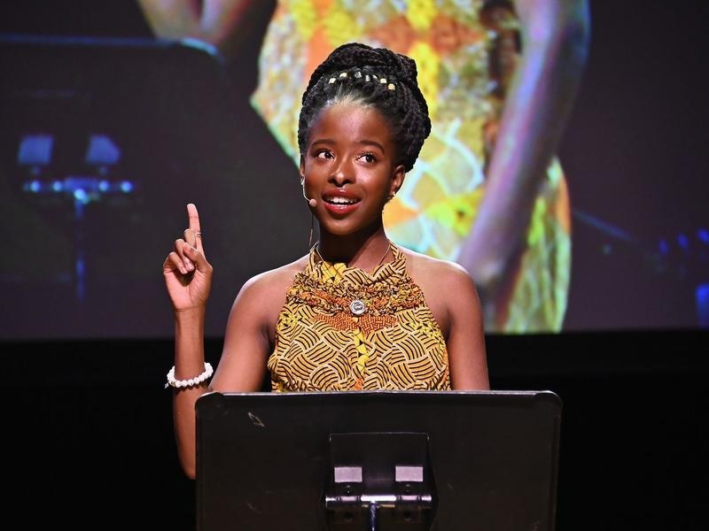 Co gai My duoc chon doc tho trong le nham chuc cua ong Biden hinh anh