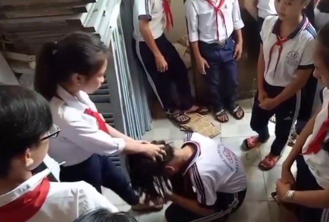 Xuc pham danh du nguoi hoc se bi phat the nao? hinh anh