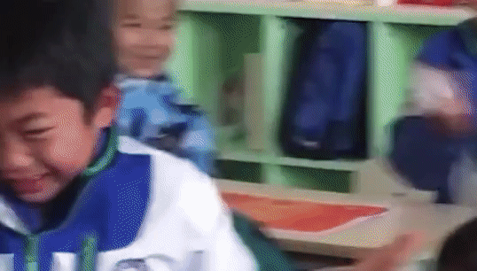 Cau be o Trung Quoc bat khoc khi nhan giay khen hinh anh