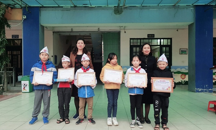 khen thưởng học sinh có hành động đẹp ảnh 1 khen thuong hoc sinh co hanh dong dep anh 1