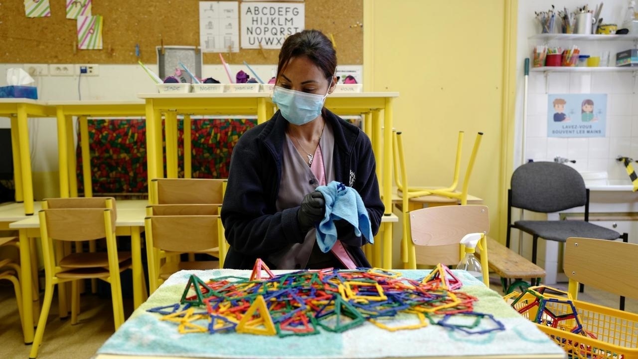 hoc sinh den truong trong mua dich anh 5