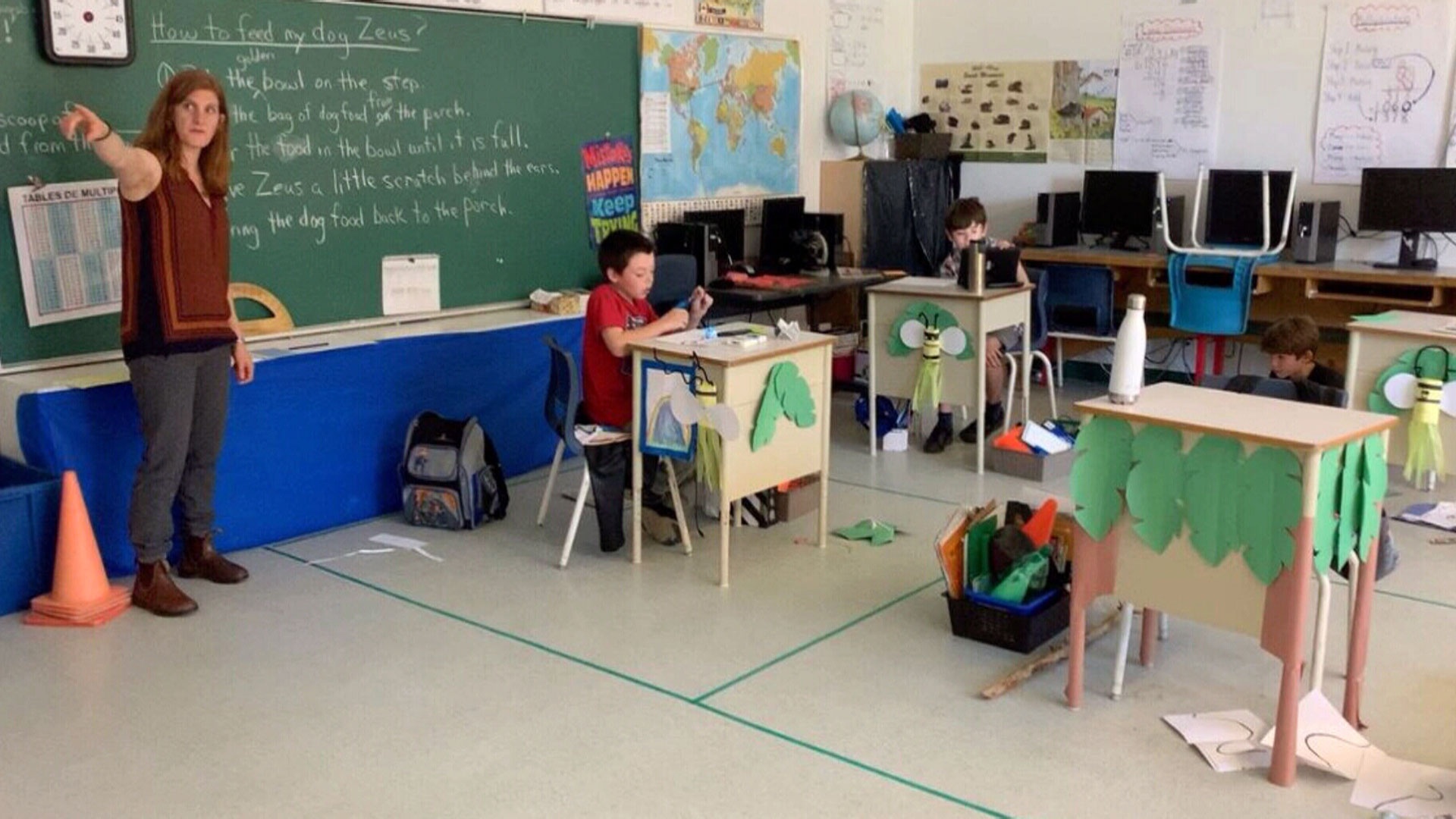 hoc sinh den truong trong mua dich anh 8