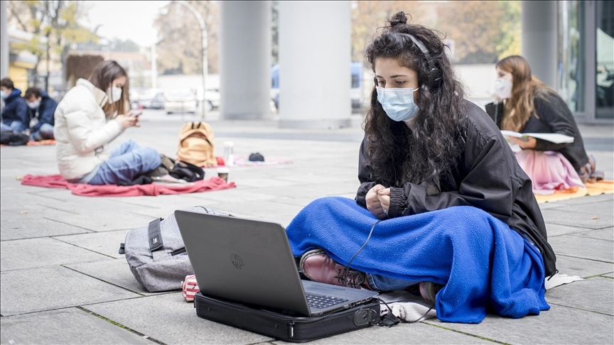 hoc sinh den truong trong mua dich anh 7