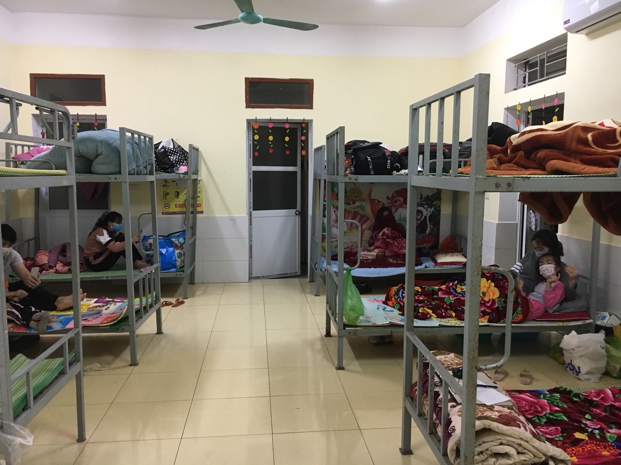 Thay pho hieu truong ke chuyen cuoc song trong khu cach ly hinh anh