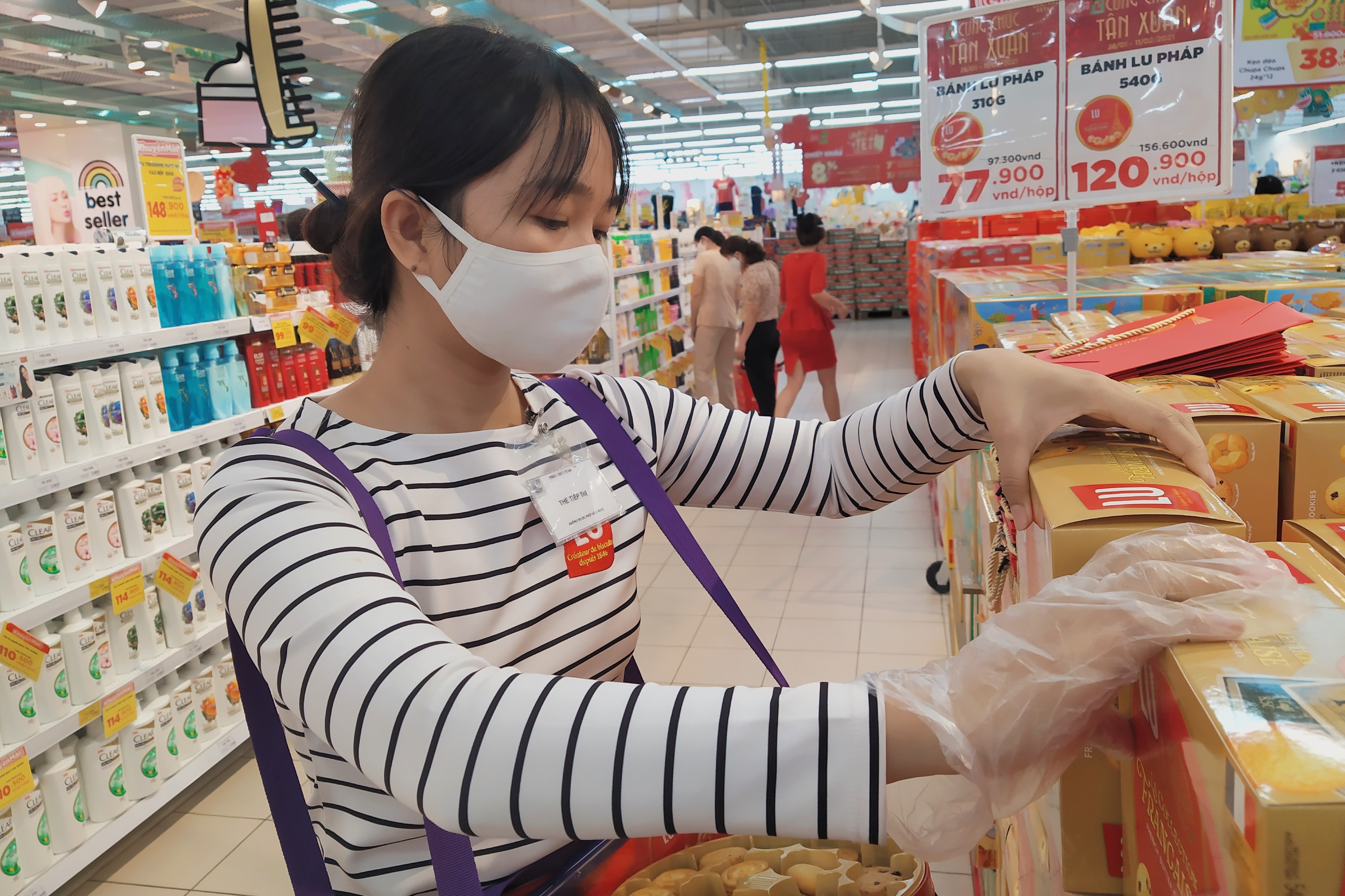 Nhieu sinh vien o lai TP.HCM, lam them xuyen Tet hinh anh