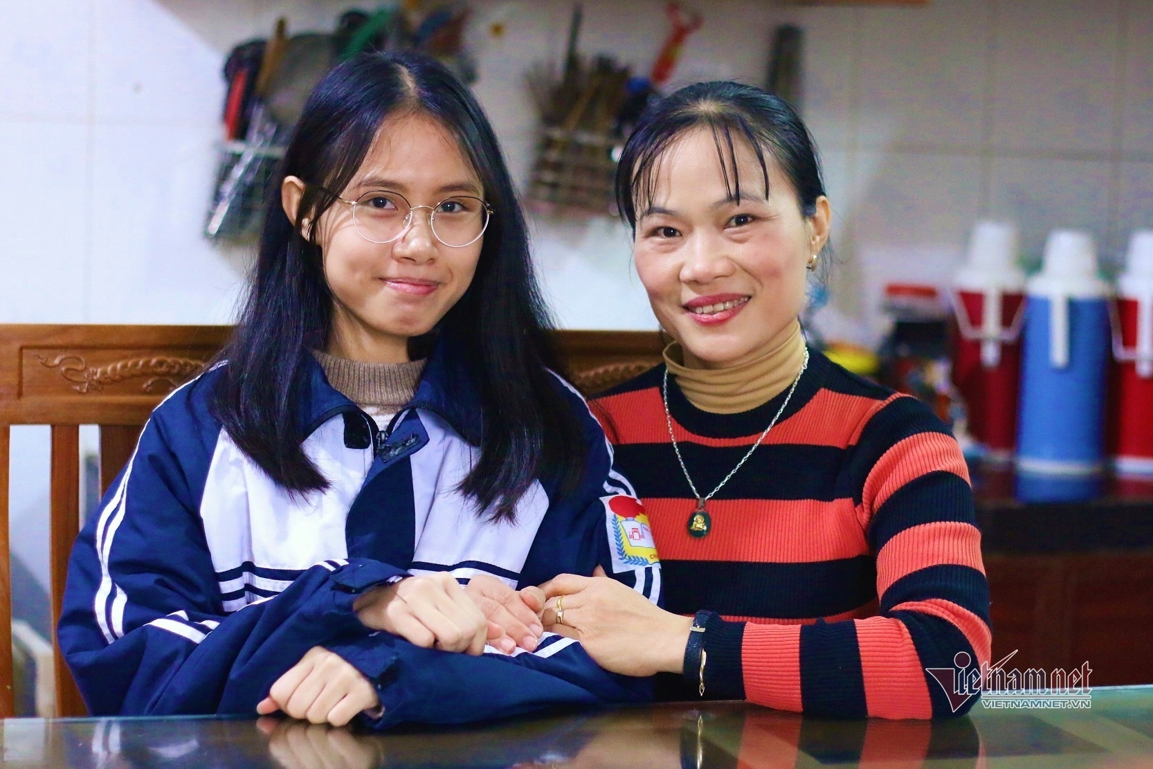 Hanh phuc gian di cua co giao nuoi hoc tro ngheo doat giai quoc te hinh anh