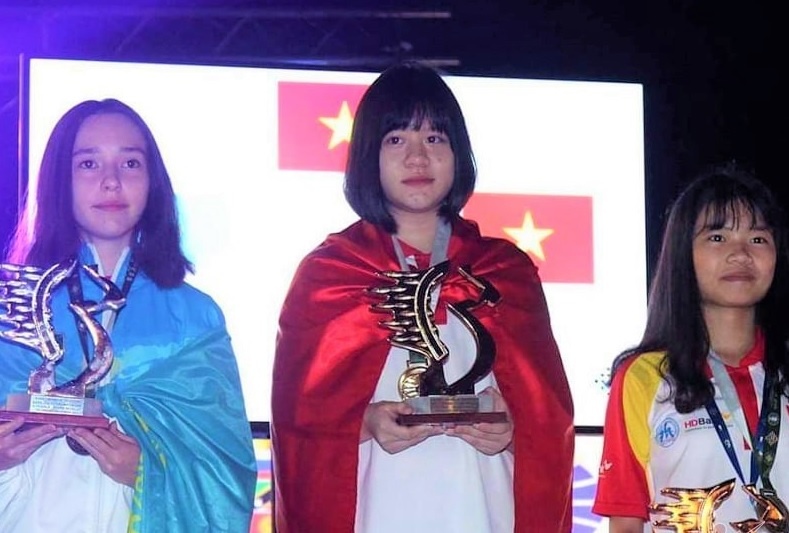 Duong di hoc 200 km cua nu sinh lop 10 vo dich co vua the gioi hinh anh