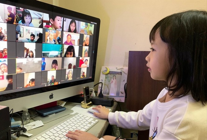 Hoc sinh va phu huynh chat vat voi hoc truc tuyen hinh anh