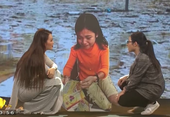 Gap lai be gai mien Trung khoc vi uot sach vo nam 2010 hinh anh