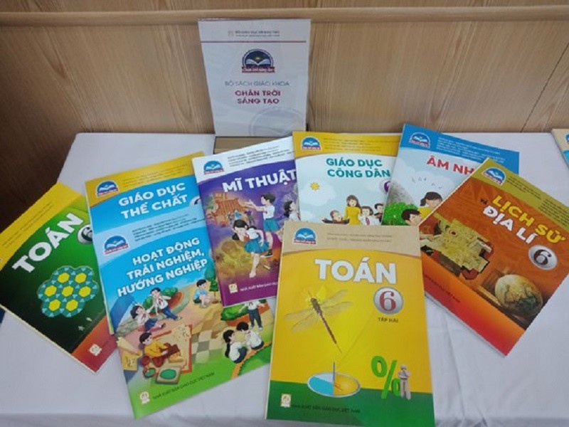 Truong hoc o TP.HCM hoan thanh chon sach giao khoa truoc ngay 6/3 hinh anh