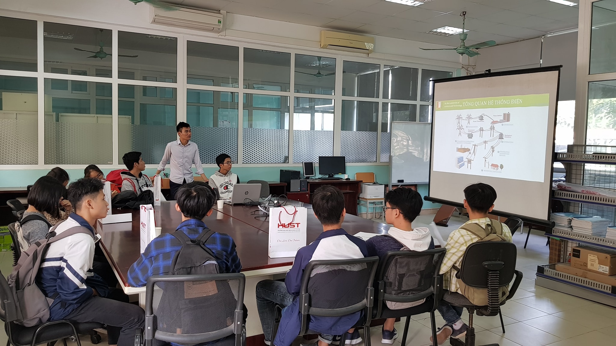 8 nganh hoc lot top the gioi anh 6