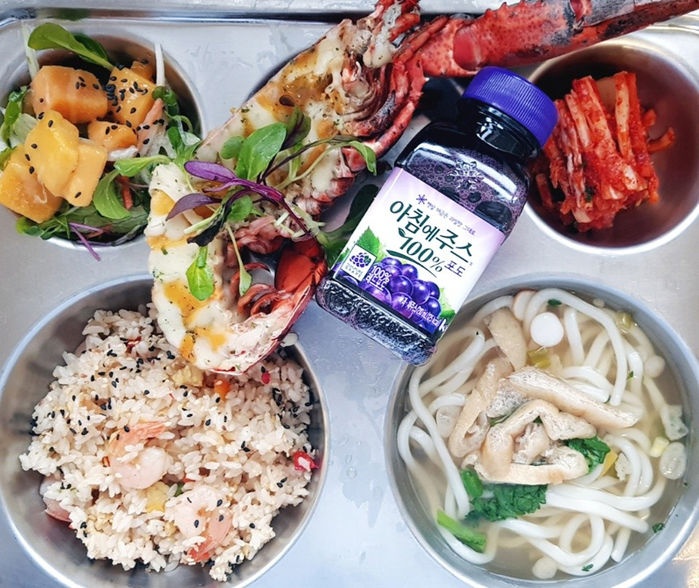 Bua trua co tom hum, trung ca muoi cua hoc sinh Han Quoc hinh anh