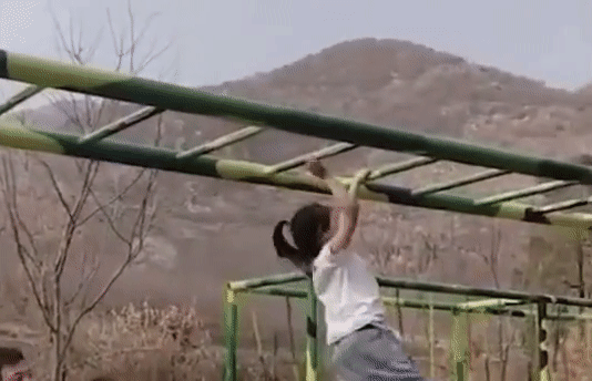 Be gai 6 tuoi vuot chuong ngai vat an tuong o Trung Quoc hinh anh