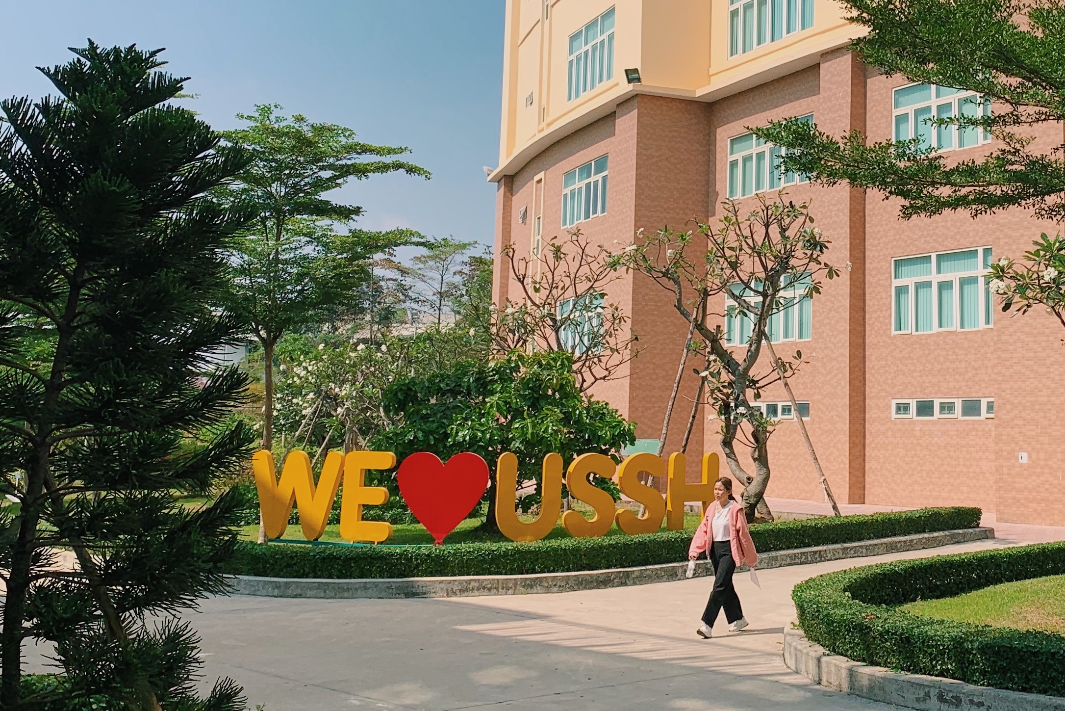 Sinh vien Nhan van TP.HCM thac mac ve cho gui xe, noi nghi trua hinh anh