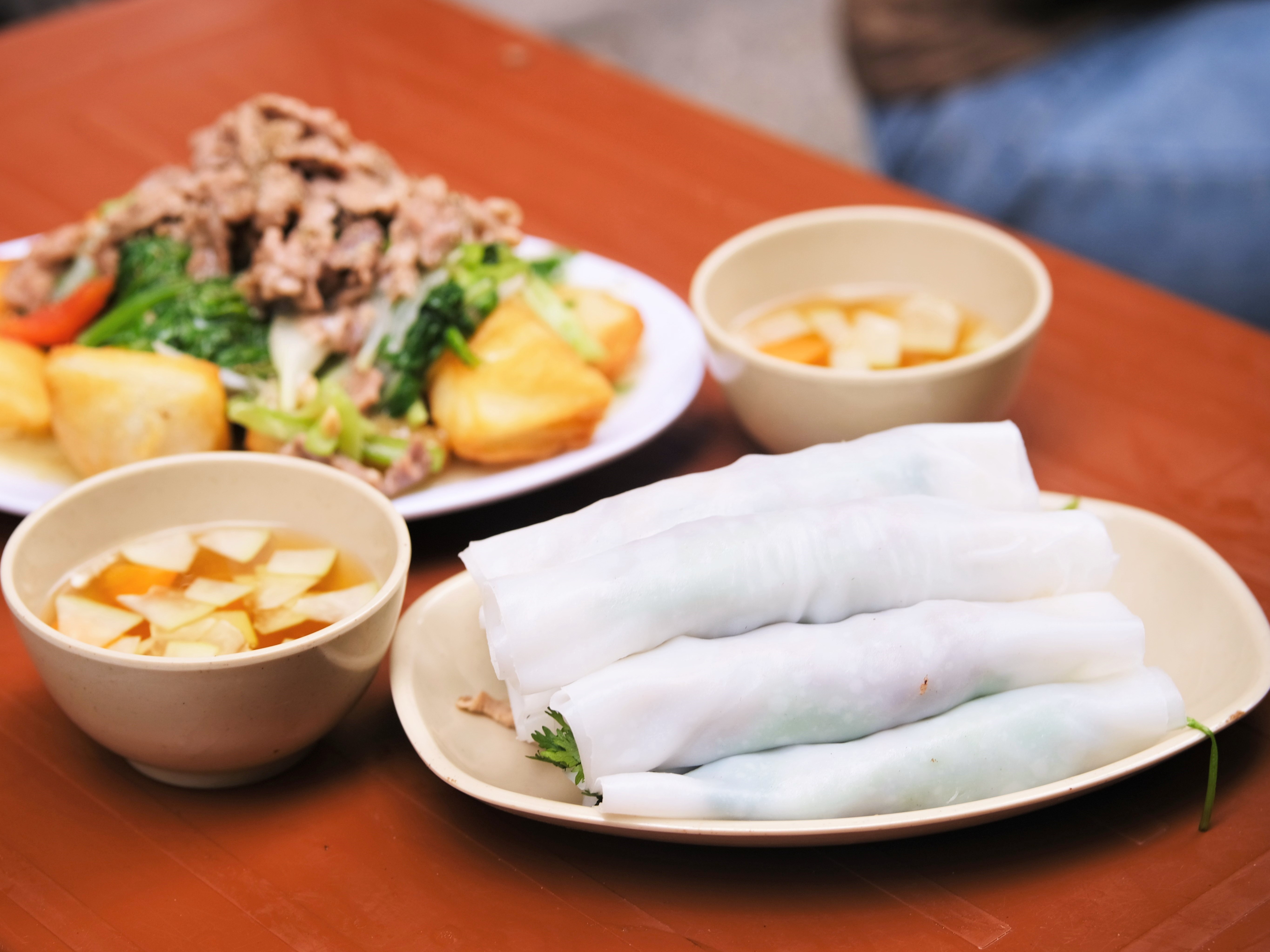 Quan pho cuon hon 2 thap ky noi tieng o Ha Noi hinh anh