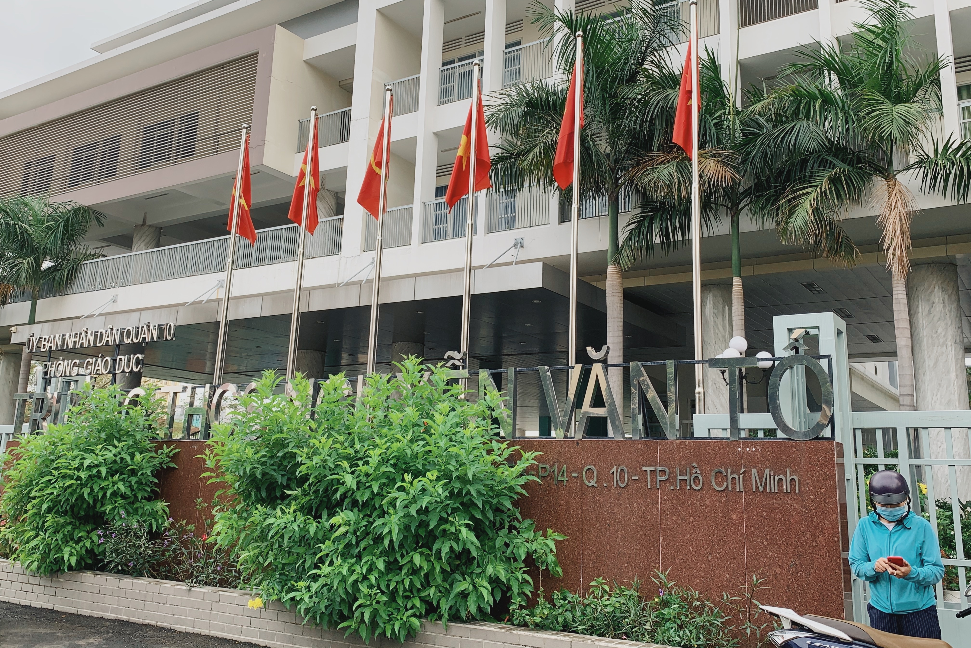 Lam ro trach nhiem nha truong trong vu 2 thieu nien bi danh hinh anh