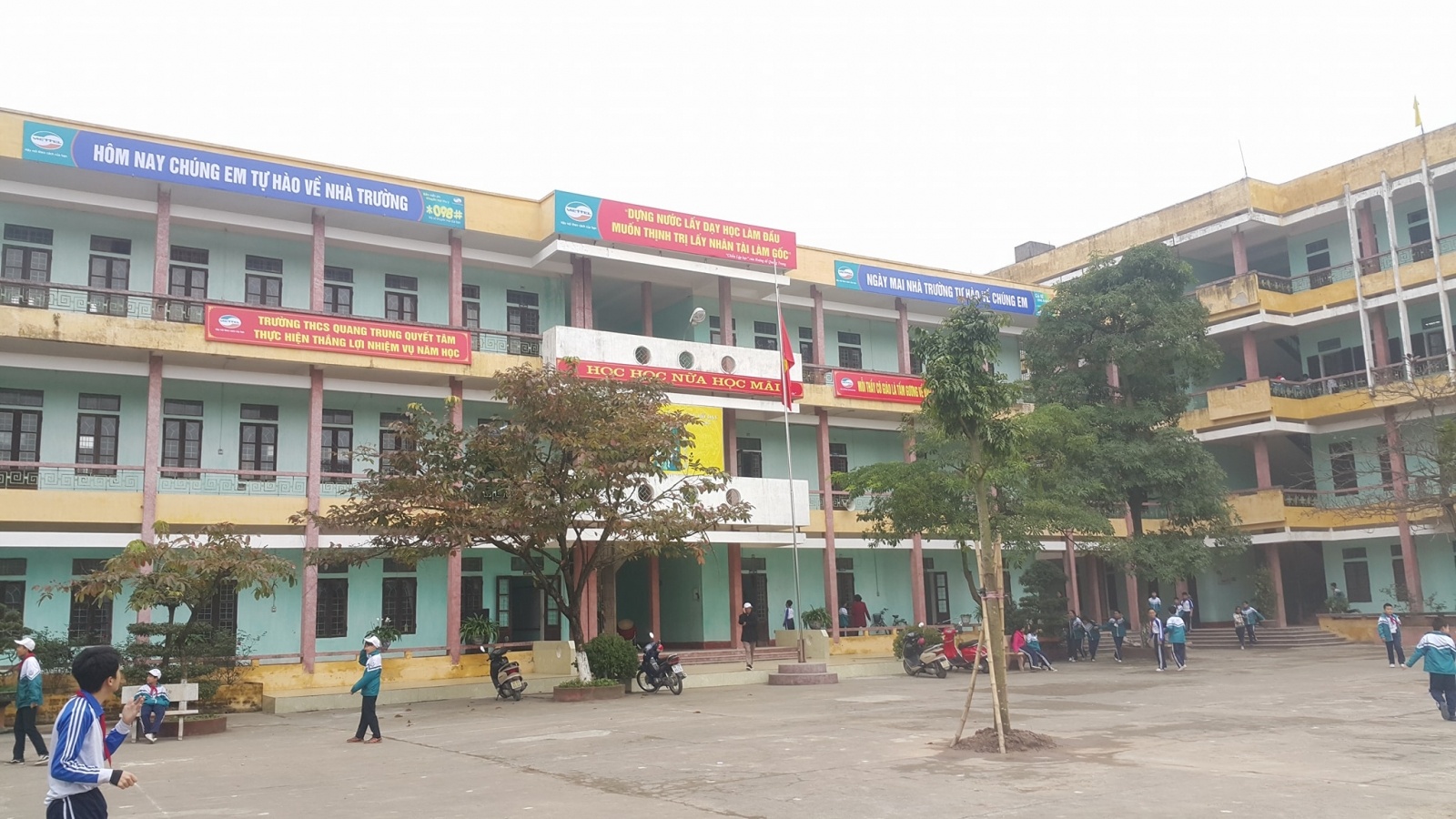 giáo viên cắt tóc học sinh tại lớp ảnh 1 giao vien cat toc hoc sinh tai lop anh 1