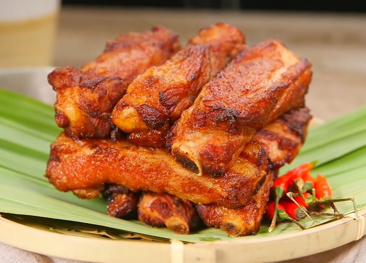 Hoc dau bep cach chien suon khong bi cung hinh anh