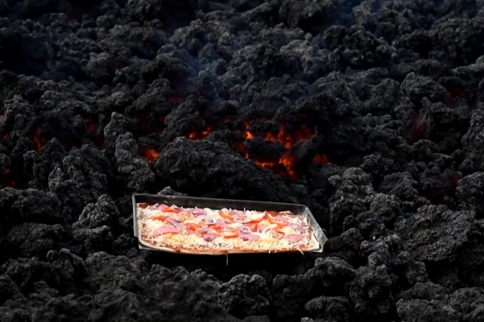 Nuong pizza tren mieng nui lua dang hoat dong hinh anh