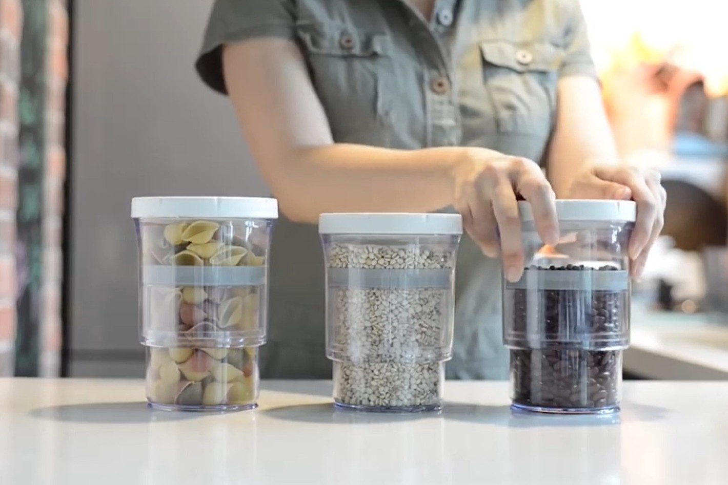 8 dung cu giup can bep tro nen ngan nap hon hinh anh