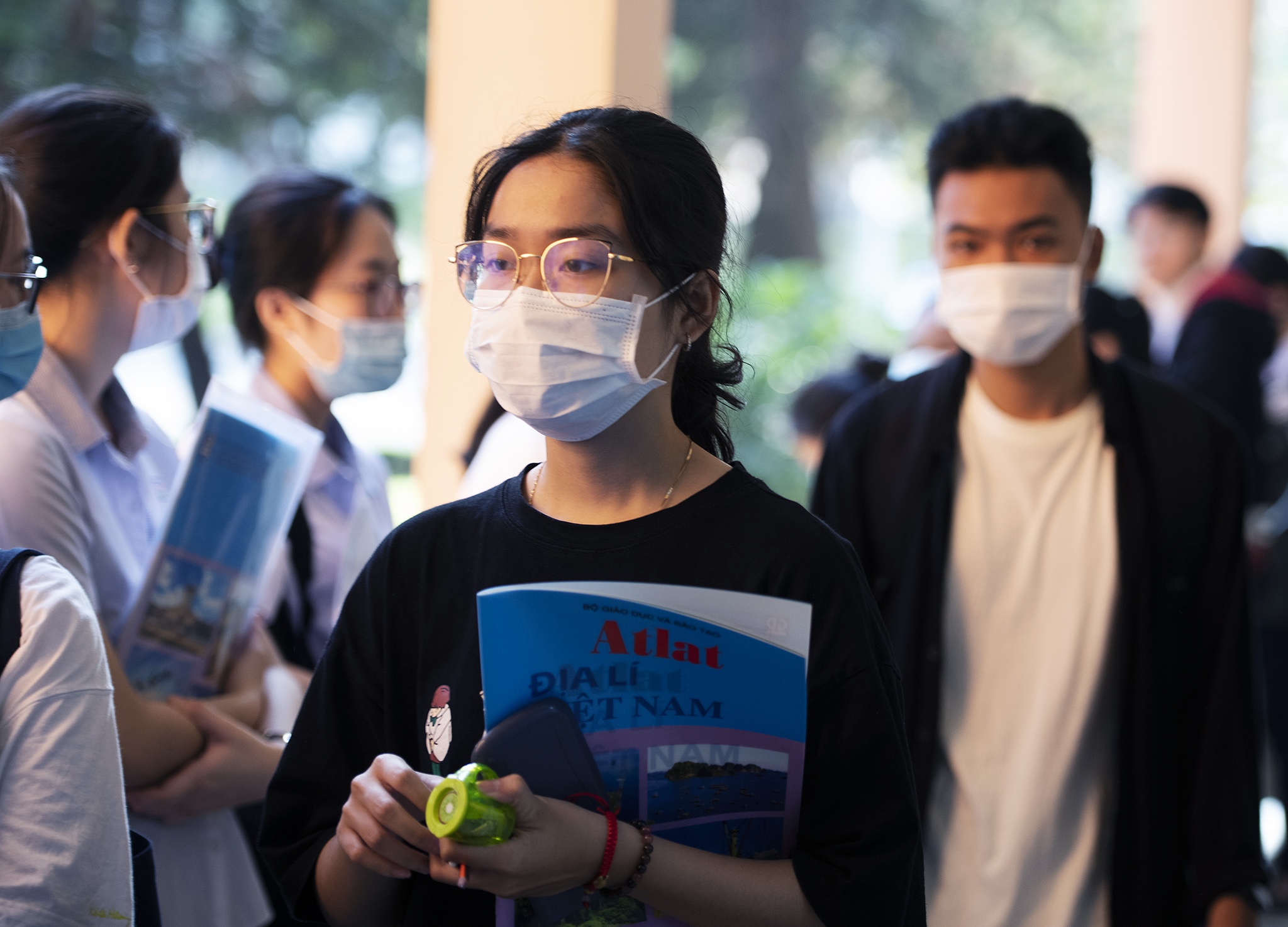 May tinh duoc mang vao phong thi anh 1