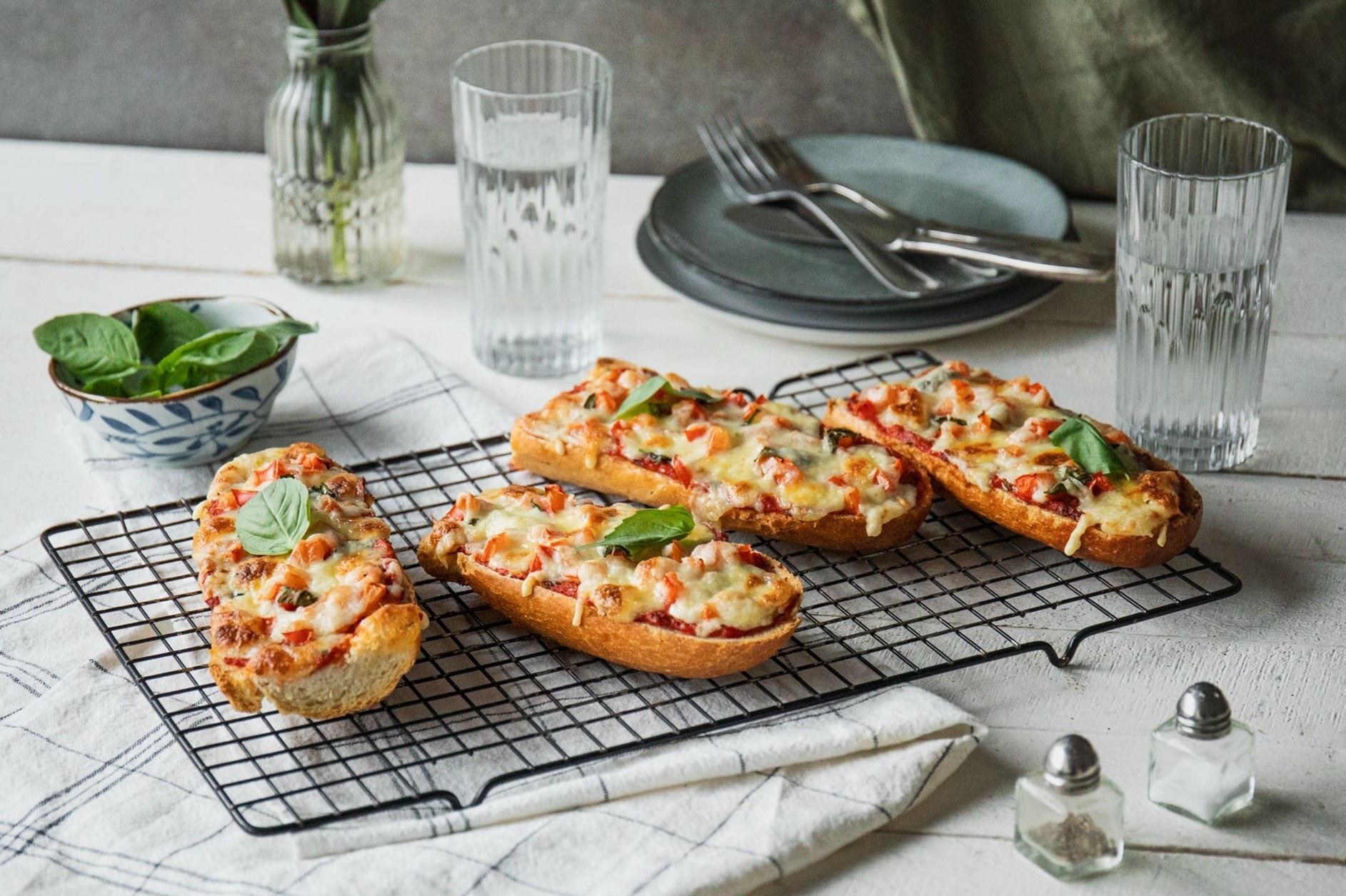 30 phut lam pizza tu banh mi cho bua sang hinh anh