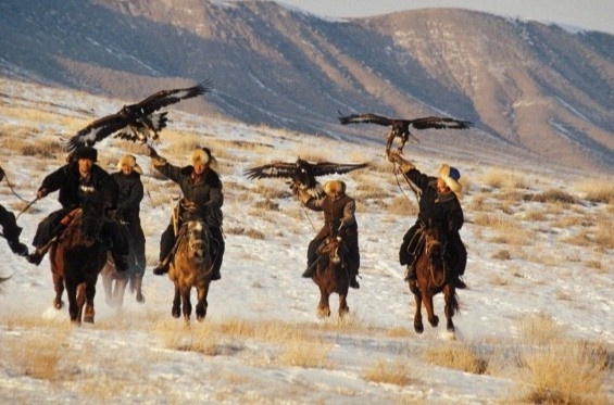 Di san cung dai bang tren lung ngua o Trung Quoc hinh anh