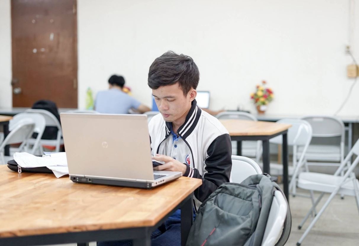 Lanh dao truong gui thu khi sinh vien lan dau thi online hinh anh