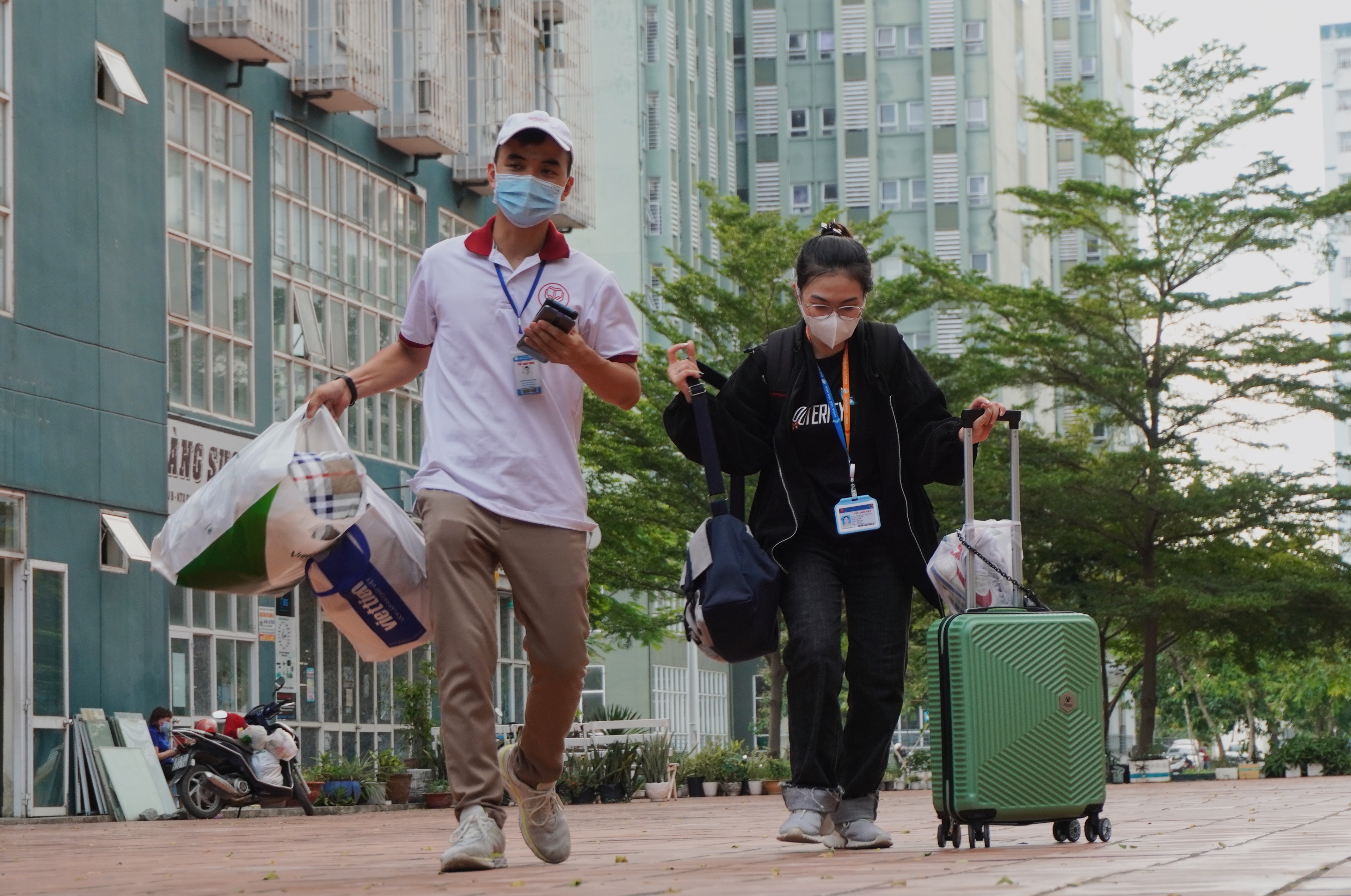 Sinh vien o TP.HCM tim noi tro khi ky tuc xa thanh khu cach ly hinh anh