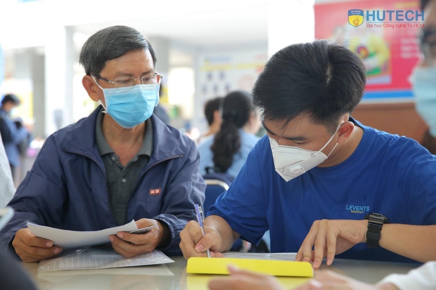 Hai dai hoc o TP.HCM cong bo diem xet tuyen hoc ba hinh anh