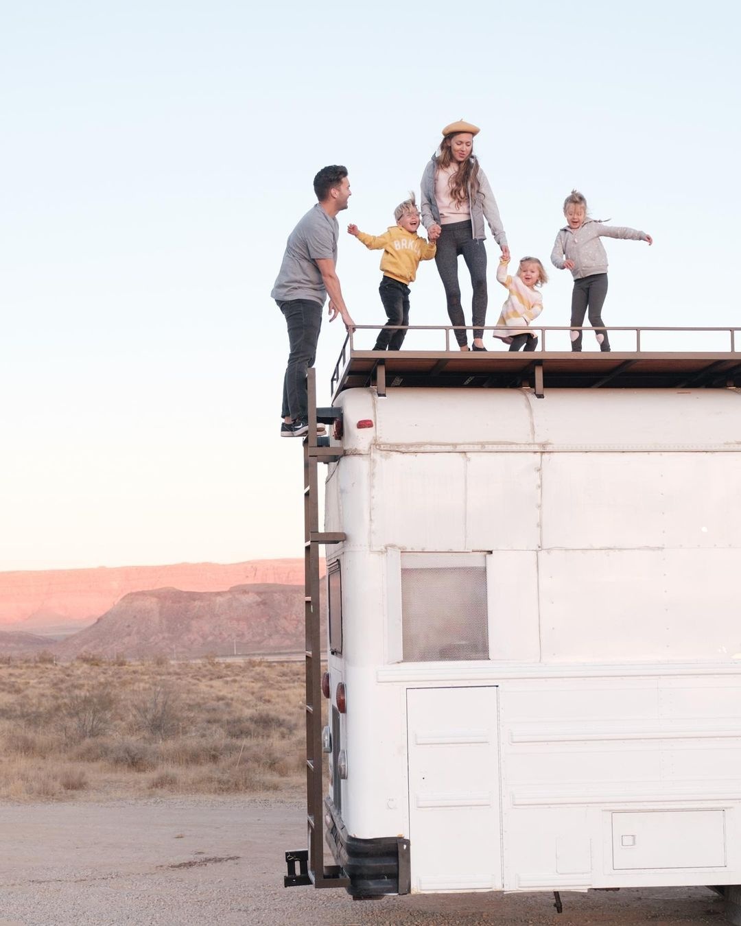 ban nha dua con di du lich anh 3