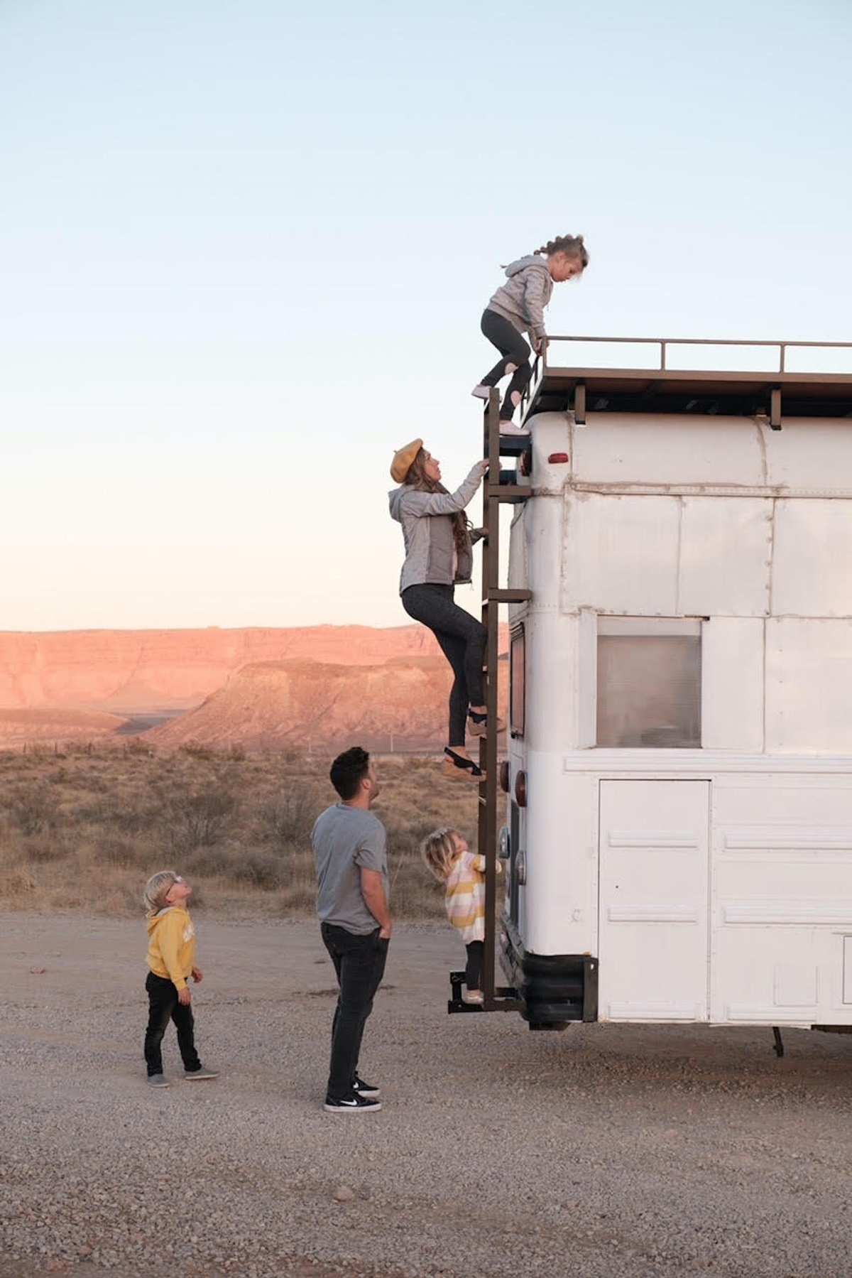 ban nha dua con di du lich anh 2