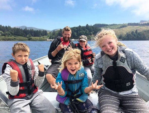 Nhung gia dinh ban nha, nghi viec dua con di vong quanh the gioi hinh anh