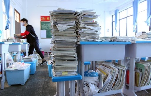 Nguoi me Trung Quoc soc khi thay tai lieu on thi cua con trai hinh anh