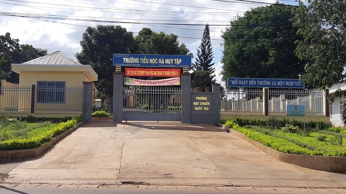 học trò giữ học bạ,  căn nhà lụp xụp,  học trò nghèo ảnh 1 hoc tro giu hoc ba,  can nha lup xup,  hoc tro ngheo anh 1