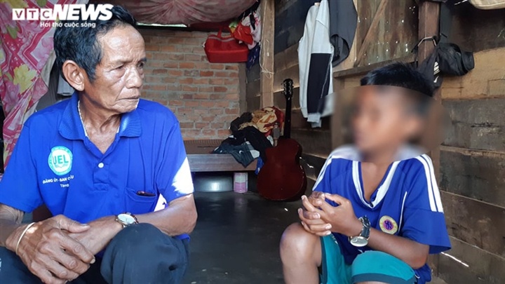 học sinh bị giữ học bạ ảnh 1 hoc sinh bi giu hoc ba anh 1