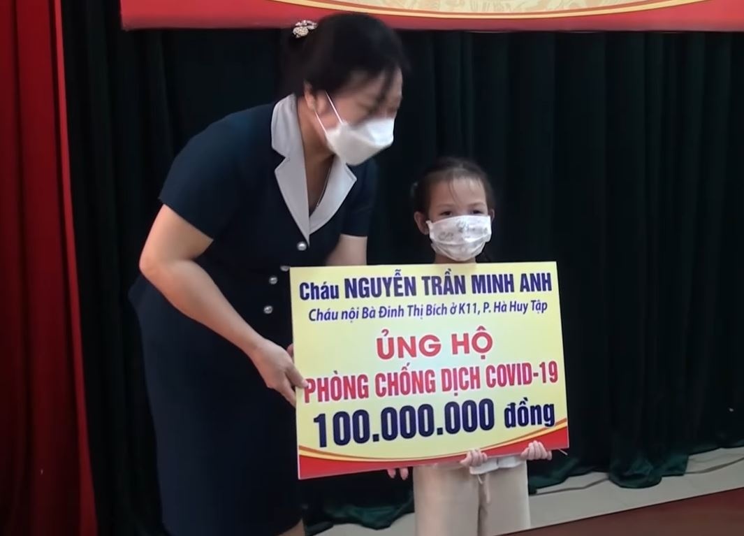 Be gai 5 tuoi ung ho 100 trieu dong cho quy phong dich Covid-19 hinh anh