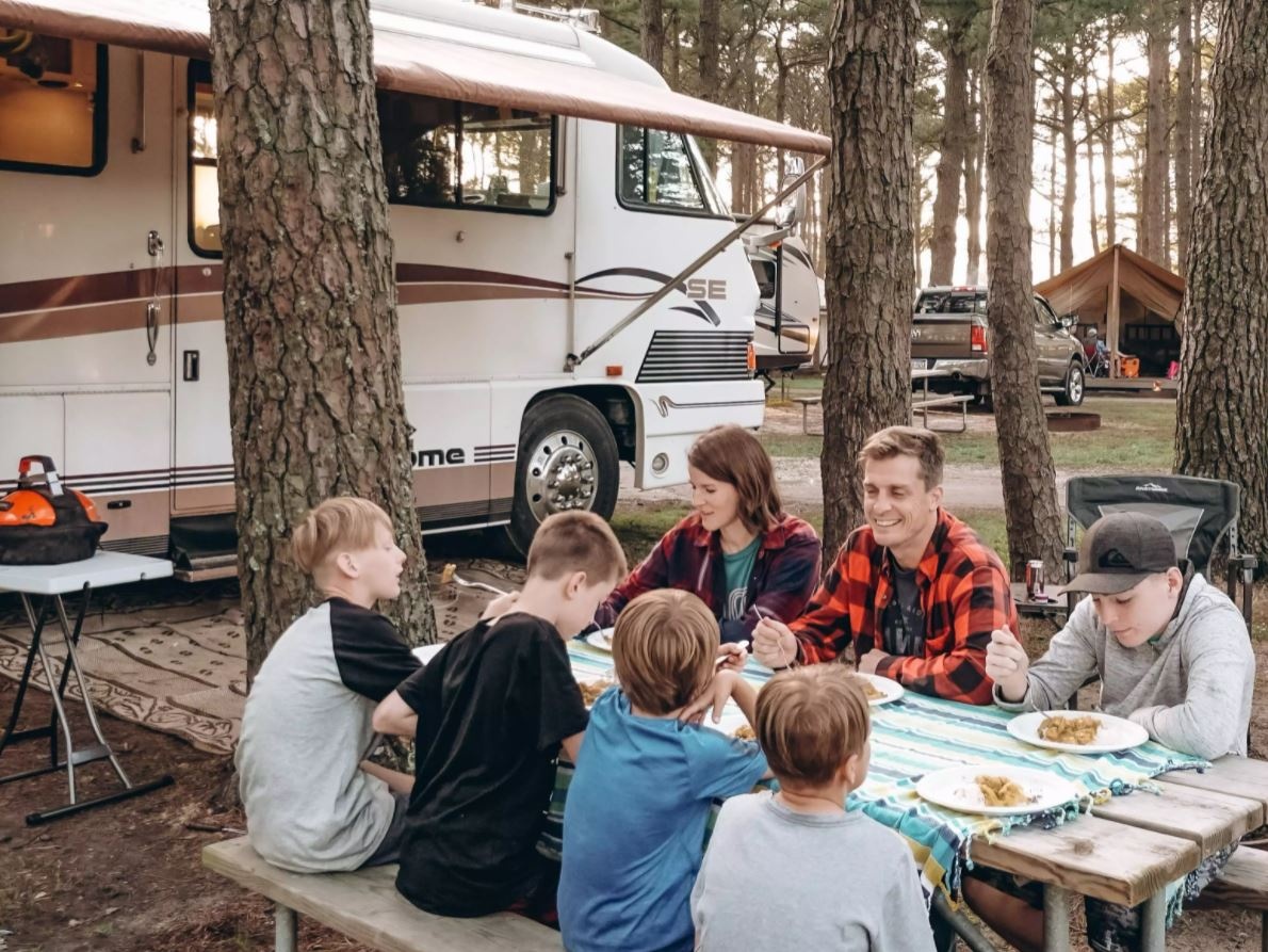 gia dinh ban nha dua con di du lich anh 1