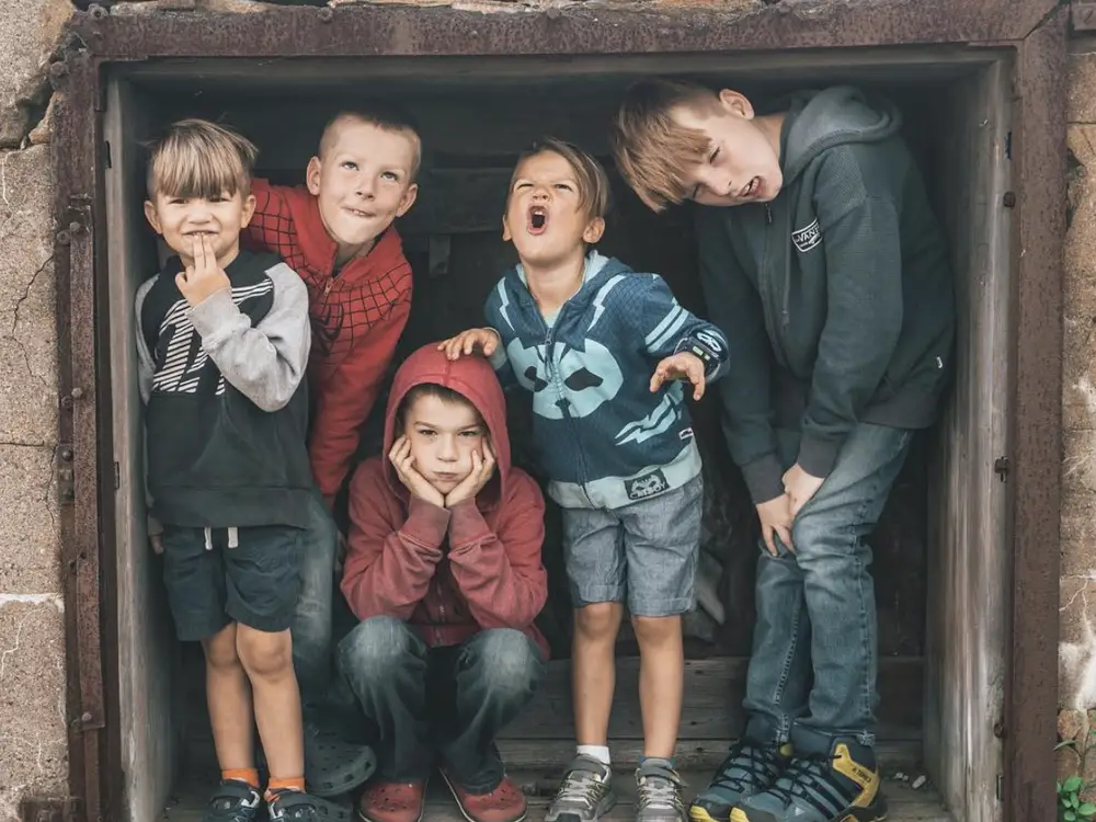 gia dinh ban nha dua con di du lich anh 2