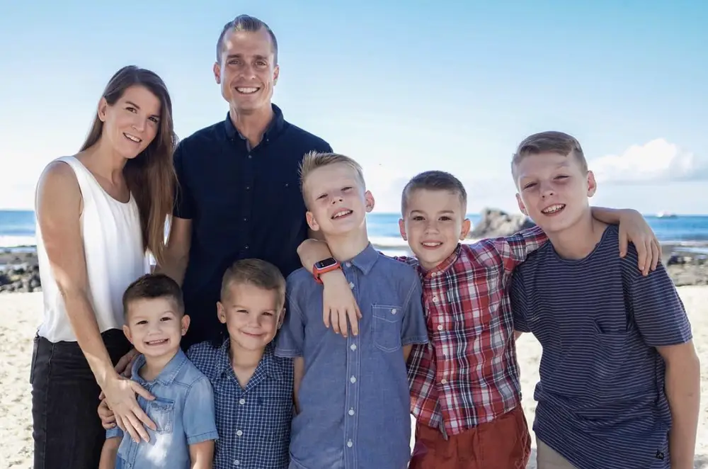 Cap vo chong o My ban nha, dua 5 con di du lich hinh anh