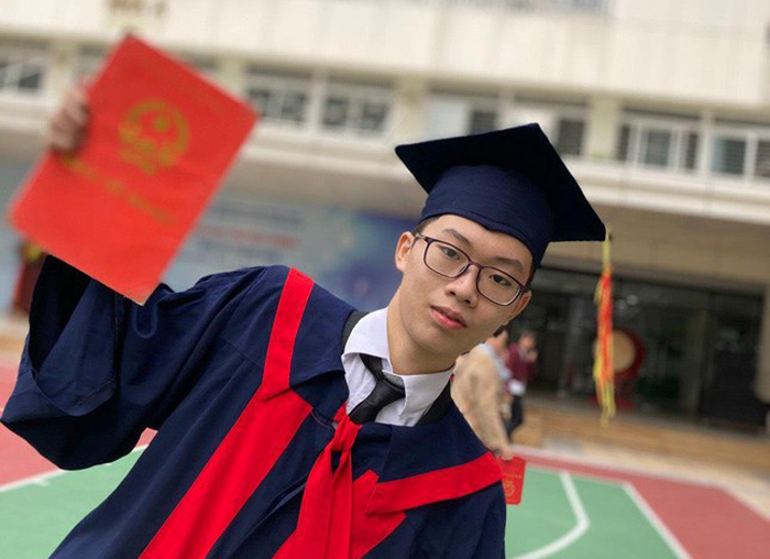 Mot lop co 2 thu khoa truong THPT chuyen hinh anh