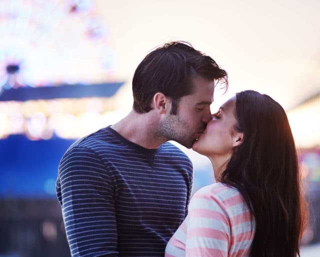 Nguon goc ngay Quoc te Nu hon hinh anh