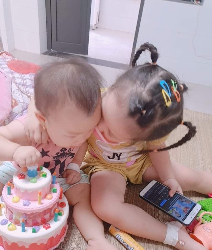 hai cháu nhỏ trong khu điều trị Covid-19 ảnh 1 hai chau nho trong khu dieu tri Covid-19 anh 1