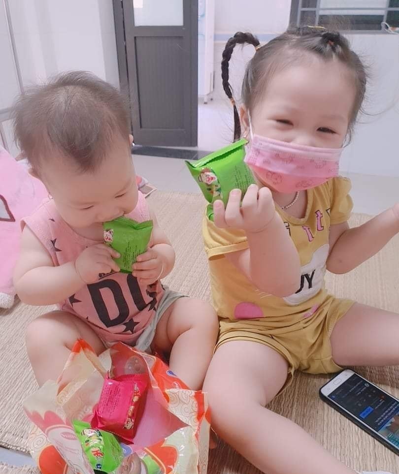 hai cháu nhỏ trong khu điều trị Covid-19 ảnh 2 hai chau nho trong khu dieu tri Covid-19 anh 2