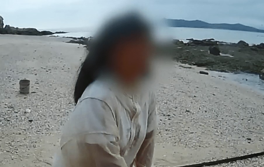 Be gai o Trung Quoc bi dua ra dao hoang hinh anh