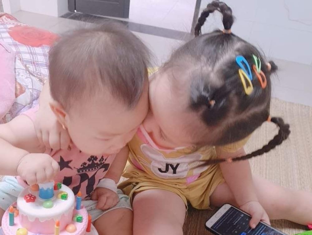 Hai be F0 choi dua trong khu dieu tri Covid-19 hinh anh