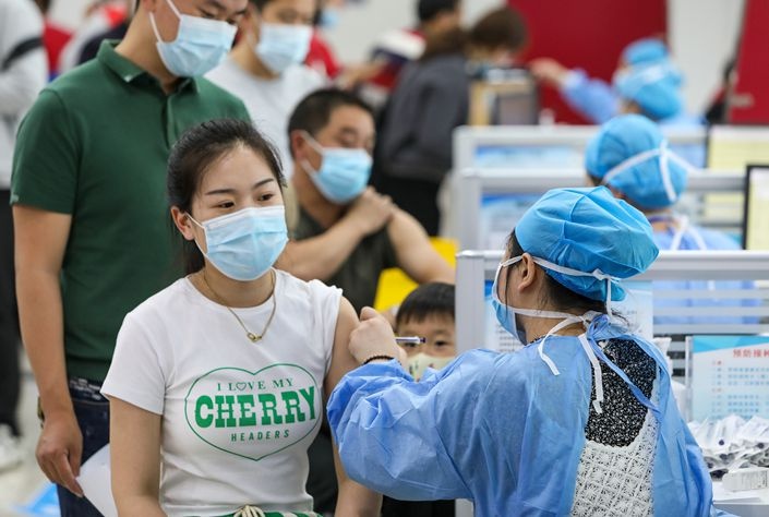 Mot so noi o Trung Quoc yeu cau phu huynh tiem vaccine som hinh anh